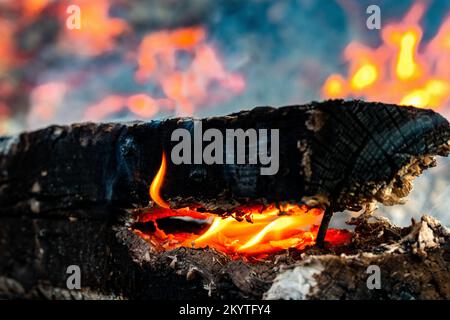 Ein Stück Holz brennt von innen Stockfoto