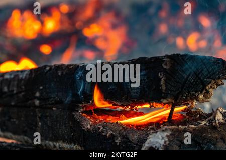 Ein Stück Holz brennt von innen Stockfoto