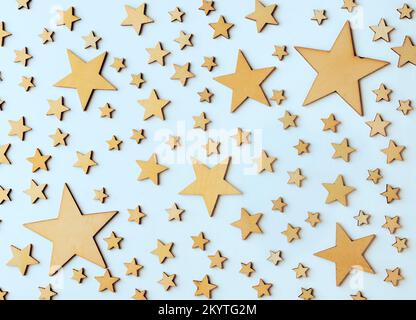 Dekorationsmuster der Holzkettenräder auf blauem Hintergrund Stockfoto