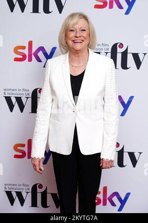 Sue Barker nimmt an den Women in Film and TV Awards in der London Hilton Park Lane im Zentrum von London Teil. Foto: Freitag, 2. Dezember 2022. Stockfoto