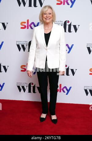 Sue Barker nimmt an den Women in Film and TV Awards in der London Hilton Park Lane im Zentrum von London Teil. Foto: Freitag, 2. Dezember 2022. Stockfoto