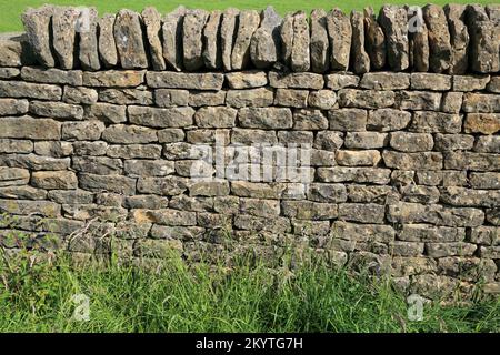 Beispiel einer Kalksteinwand aus Jurassic aus den Cotswolds, England Stockfoto