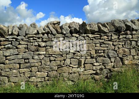 Beispiel einer karmbonischen Kalksteinwand aus den Cumbrian Fells, Cumbria, England Stockfoto