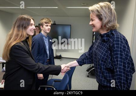 Brüssel, Den 02. Dezember 2022 Klimaaktivistin Adelaide Charlier begrüßt Königin Mathilde von Belgien vor einem königlichen Besuch beim Bundesrat für nachhaltige Entwicklung (Federale Raad voor Duurzame Ontwikkeling FRDO - Conseil Federal pour le Development Durable CFDD) in Brüssel, Freitag, den 02. Dezember 2022. In ihrer Eigenschaft als Ehrenpräsidentin wird die Königin über die Beteiligung junger Menschen an den Zielen für nachhaltige Entwicklung informiert und lernt die Mitarbeiter und Mitglieder der FRDO-CFDD kennen. BELGA FOTO BENOIT DOPPPAGNE Stockfoto