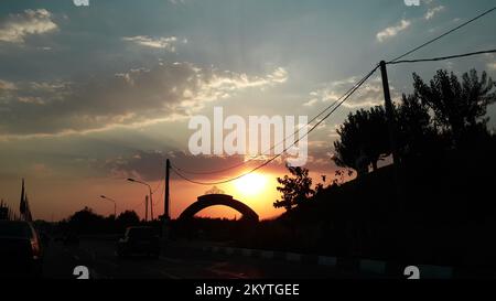 Silhouettenfotografie der ruhigen Straßen von Teheran am frühen Morgen Stockfoto