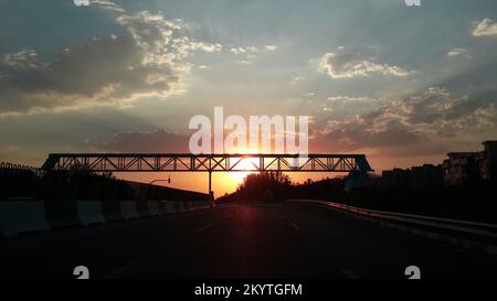 Silhouettenfotografie der ruhigen Straßen von Teheran am frühen Morgen Stockfoto