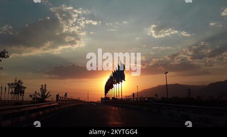 Silhouettenfotografie der ruhigen Straßen von Teheran am frühen Morgen Stockfoto