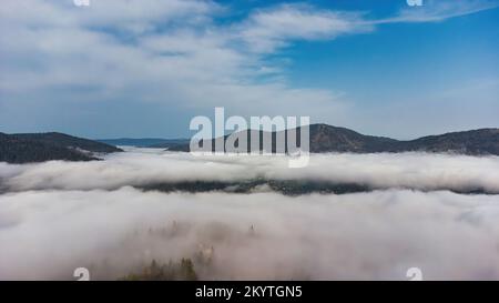 Nebel in den Bergen. Luftaufnahmen. Blick auf die nebligen Berge. Bild herunterladen Stockfoto