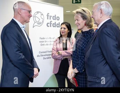 Brüssel, Den 02. Dezember 2022 ACV/CSC Staatssekretär Mathieu Verjans, Umwelt- und Klimaministerin Zakia Khattabi, Königin Mathilde von Belgien und CFDD-FDRO-Präsident Francois Xavier de Donnea, Bild bei einem königlichen Besuch beim Bundesrat für nachhaltige Entwicklung (Federale Raad voor Duurzame Ontwikkeling FRDO - Conseil Federal pour le CFDD), Brüssel, den 02. Dezember 2022 In ihrer Eigenschaft als Ehrenpräsidentin wird die Königin über die Beteiligung junger Menschen an den Zielen für nachhaltige Entwicklung informiert und lernt die Mitarbeiter und das Memb kennen Stockfoto