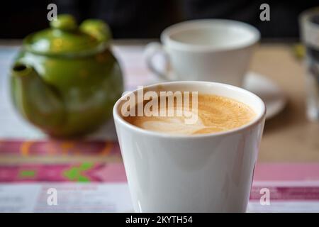 Nahaufnahme einer Tasse Kaffee mit geringer Schärfentiefe Stockfoto