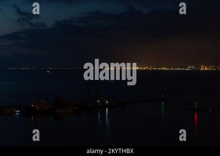 Fischerboote im Hafen von Iskenderun bei Einbruch der Dunkelheit. Stockfoto