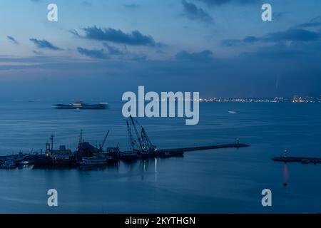 Fischerboote im Hafen von Iskenderun bei Einbruch der Dunkelheit. Stockfoto