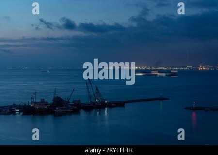 Fischerboote im Hafen von Iskenderun bei Einbruch der Dunkelheit. Stockfoto