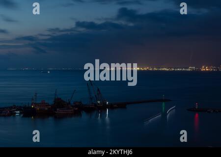 Fischerboote im Hafen von Iskenderun bei Einbruch der Dunkelheit. Stockfoto