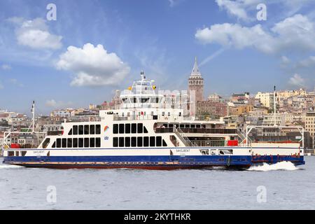 Istanbul, Türkei - 25. August 2022: Moderne Fähre segelt in der Bosporus-Straße mit Galata-Turm im Hintergrund Stockfoto