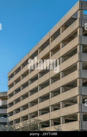 Parkhaus in San Antonio, Texas. Mehrstöckiges Parkhaus mit Blick auf den klaren blauen Himmel. Stockfoto