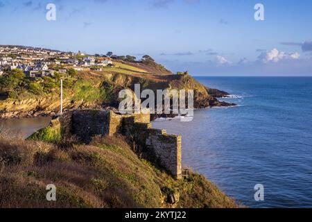 St. Catherine's Castle mit Polruan gegenüber dem Eingang zum Fowey Harbour, Cornwall, England Stockfoto