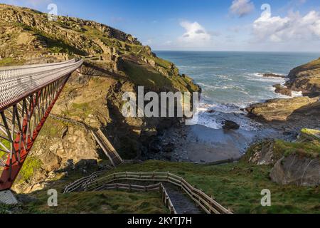 Tintagel Island und Haven mit der neuen Eingangsbrücke und der alten Treppe, Cornwall, England Stockfoto