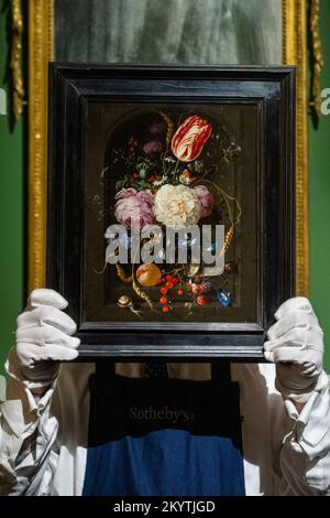 London, Großbritannien. 2. Dezember 2022 Ein Techniker präsentiert „Still Life of Flowers“, 1660er, von Jan de Heem (geschätzte 1-1,15 Millionen Pfund) bei einer Vorschau auf den Abendverkauf von Sotheby's Old Masters. Werke von einem Gemälde aus Gold aus dem 13.. Jahrhundert bis hin zur Pioniermalerin Elisabetta Sirani aus dem 17.. Jahrhundert. Zum Abschluss mit John Constable und Frederick wird Lord Leighton am 7. Dezember in den New Bond Street-Galerien in Sotheby versteigert. Kredit: Stephen Chung / Alamy Live News Stockfoto