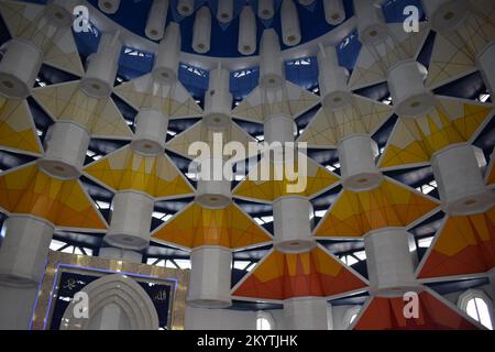 Das Innere der Moschee vom Fenster aus gesehen. Stockfoto