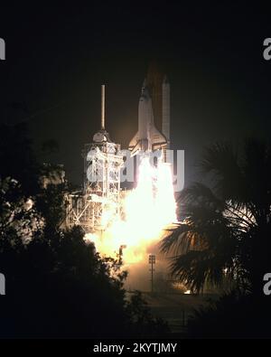 STS-56-Start – der Space Shuttle Discovery startet vom Startblock 39B auf Mission STS-56 um 1:29:00 Uhr, EDT, April 8. Der erste Versuch, den Discovery auf seiner 16. Raumfahrt zu starten, wurde am 6. April bei T-11 Sekunden gestoppt. An Bord der zweiten Space Shuttle Mission 1993 sind eine fünfköpfige Crew und das Atmospheric Laboratory for Applications and Science 2, die zweite in einer Reihe von Missionen, um die Energieleistung der Sonne und die chemische Zusammensetzung der mittleren Atmosphäre der Erde zu untersuchen und wie diese Faktoren den Ozongehalt beeinflussen. Stockfoto