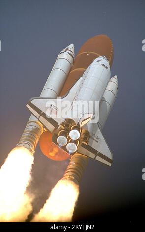 STS-45 Launch - mit seinen zwei soliden Raketenboostern und drei Haupttriebwerken, die mit sieben Millionen Pfund Schub anstoßen, donnert das Space Shuttle Atlantis vom Launch Pad 39A aus in die Höhe. Start von Mission STS-45 fand um 8:13:40 Uhr statt EST, 24. März 1992. An Bord des 46.-Shuttle-Fluges sind eine siebenköpfige Besatzung und das atmosphärische Labor für Anwendungen und Wissenschaft-1 (ATLAS-1). Stockfoto