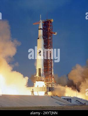 Das Raumfahrzeug Apollo 11 Saturn V hebt mit den Astronauten Neil A. Armstrong, Michael Collins und Edwin E. Aldrin, Jr., um 9:32 Uhr EDT am 16. Juli 1969 vom Launch Complex 39A des Kennedy Space Centers ab. Stockfoto