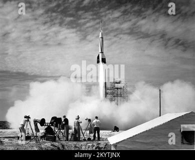 Bumper V-2 Start (24. Juli 1950) Ein neues Kapitel der Raumfahrt begann im Juli 1950 mit dem Start der ersten Rakete aus Cape Canaveral, Florida: Der Bumper 8. Wie oben gezeigt, war Bumper 8 ein ehrgeiziges zweistufiges Raketenprogramm, das eine V-2-Raketenbasis mit einer WAC-Korporalrakete überragte. Die obere Bühne erreichte damals Rekordhöhen von fast 400 Kilometern, höher als selbst moderne Space Shuttles heute fliegen. Bumper 8 wurde unter der Leitung der General Electric Company ins Leben gerufen und wurde in erster Linie für die Erprobung von Raketensystemen und für die Erforschung der oberen Atmosphäre verwendet. Stoßfängerraketen transportiert Stockfoto