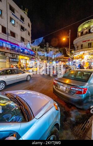 Geschäftige Straße bei Nacht in Amman Jordan Stockfoto