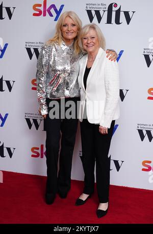 Gaby Roslin (links) und Sue Barker nehmen an den Women in Film and TV Awards im London Hilton Park Lane im Zentrum von London Teil. Foto: Freitag, 2. Dezember 2022. Stockfoto