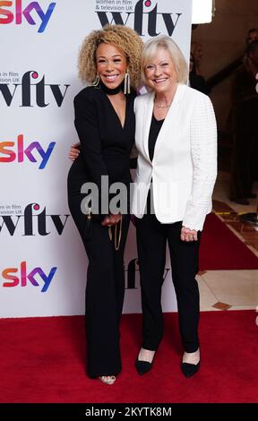 Ria Hebden (links) und Sue Barker nehmen an den Women in Film and TV Awards im London Hilton Park Lane im Zentrum von London Teil. Foto: Freitag, 2. Dezember 2022. Stockfoto