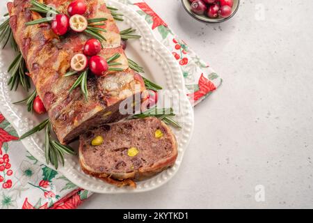 Schweinefleisch-Terrine mit Pistazien, Kirschen, Huhn und Speck Stockfoto