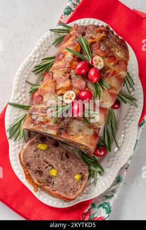 Schweinefleisch-Terrine mit Pistazien, Kirschen, Huhn und Speck Stockfoto