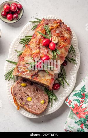 Schweinefleisch-Terrine mit Pistazien, Kirschen, Huhn und Speck Stockfoto