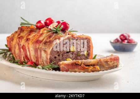 Schweinefleisch-Terrine mit Pistazien, Kirschen, Huhn und Speck Stockfoto