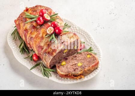 Schweinefleisch-Terrine mit Pistazien, Kirschen, Huhn und Speck Stockfoto