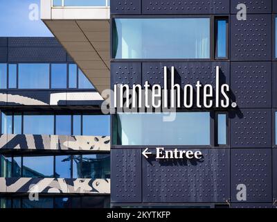 Rotterdam, Niederlande - 28. April 2022: Das 4-Sterne Inntel Hotels Rotterdam Centre befindet sich an einem einzigartigen Ort im Zentrum von Rotterdam Stockfoto