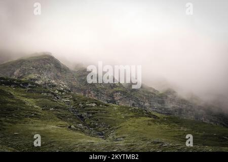 Wolkenbedecktes Bergbild Stockfoto
