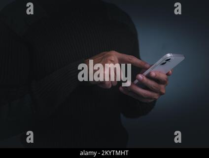 Geschäftskonzept. Mann Hand drückt auf Smartphone-Bildschirm. Stockfoto