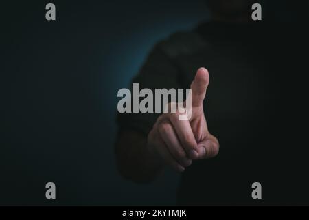 Ein Geschäftsmann, der auf einen virtuellen Bildschirm drückt. Hand zeigendes futuristisches Interface Stockfoto