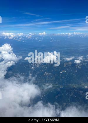 Atemberaubender Blick auf die weitläufige Landschaft und den Himmel, aus 1.000 Metern Höhe über dem Boden zwischen weißen Wolken. Smartphone-Fotografie Stockfoto