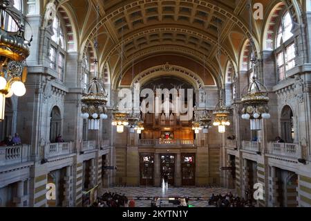 Glasgow, Schottland (Großbritannien): Kelvingrove Art Gallery and Museum, Blick auf die Zentralhalle Stockfoto