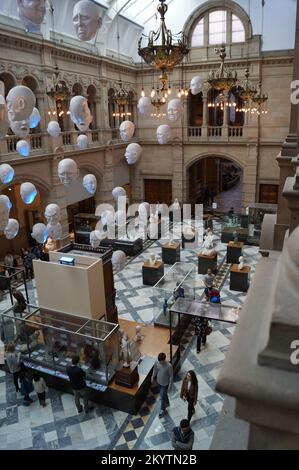 Glasgow, Schottland (Vereinigtes Königreich): Kelvingrove Art Gallery and Museum, Installation der schwimmenden Köpfe im East Court Stockfoto