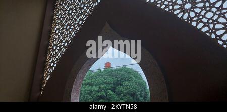 Das Innere der Moschee vom Fenster aus gesehen Stockfoto