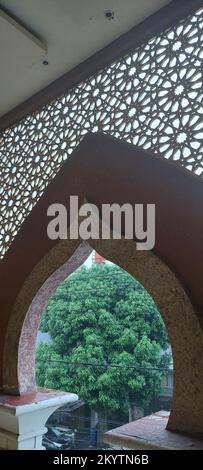 Das Innere der Moschee vom Fenster aus gesehen Stockfoto