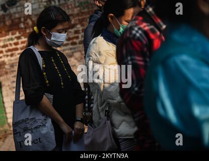 New Delhi, Delhi, Indien. 2.. Dezember 2022. Eine Frau betet während eines Protests gegen die chinesische Null-COVID-Politik und in Solidarität mit den laufenden Weißbuch-Protesten in China, in Neu Delhi. (Bild: © Kabir Jhangiani/ZUMA Press Wire) Stockfoto