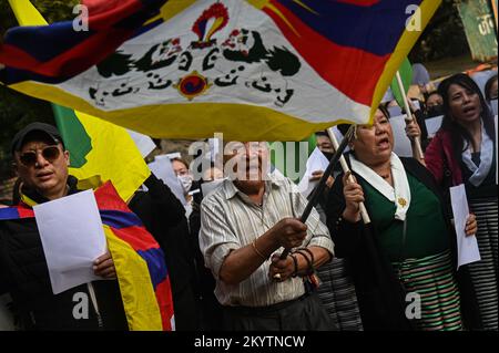 New Delhi, Delhi, Indien. 2.. Dezember 2022. Aktivisten des tibetischen Jugendkongresses (TYC) rufen Slogans in einem Protest gegen die chinesische Null-COVID-Politik und in Solidarität mit den laufenden Whitepaper-Protesten in China, in Neu Delhi. (Bild: © Kabir Jhangiani/ZUMA Press Wire) Stockfoto