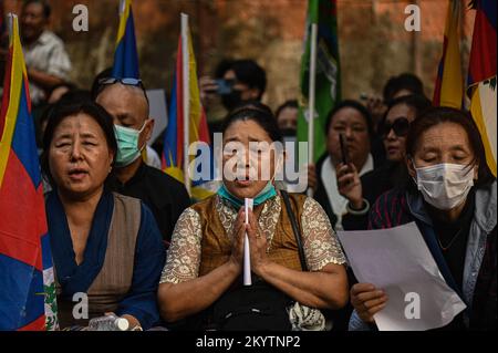 New Delhi, Delhi, Indien. 2.. Dezember 2022. Eine tibetische Frau betet während eines Protests gegen die chinesische Null-COVID-Politik und in Solidarität mit den laufenden Weißbuch-Protesten in China, in Neu-Delhi. (Bild: © Kabir Jhangiani/ZUMA Press Wire) Stockfoto