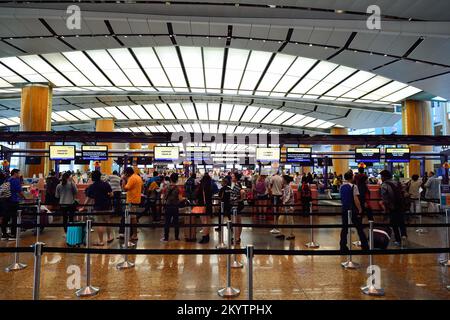 SINGAPUR - 07. NOVEMBER 2015: Check-in-Bereich am Flughafen Changi. Der Flughafen Singapur Changi ist der zivile Hauptflughafen Singapurs und einer der Flughäfen Stockfoto