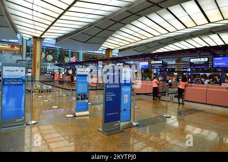 SINGAPUR - 07. NOVEMBER 2015: Check-in-Bereich am Flughafen Changi. Der Flughafen Singapur Changi ist der zivile Hauptflughafen Singapurs und einer der Flughäfen Stockfoto